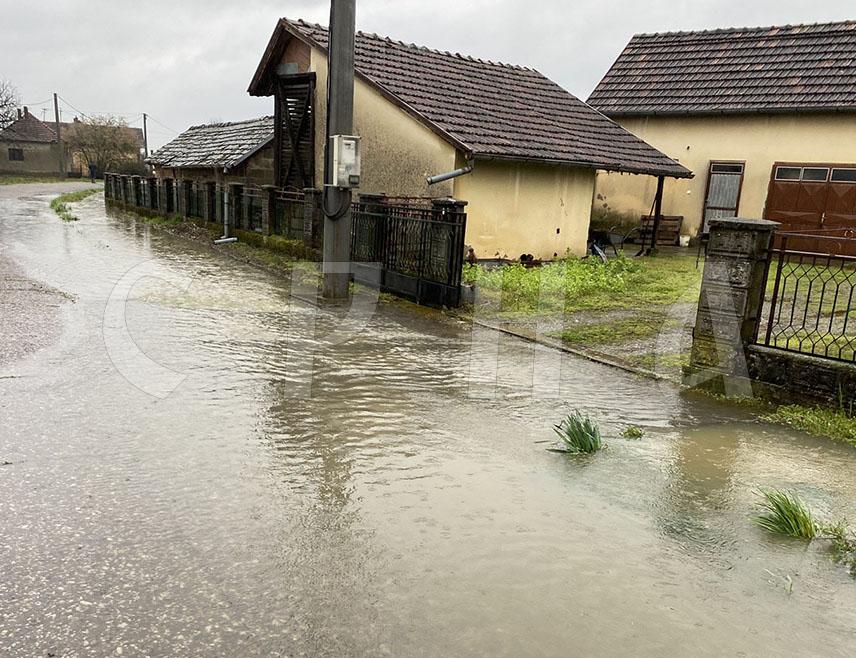 ПЕЛАГИЋЕВО, 29. МАРТА /СРНА/ - Начелник добојског Подручног одјељења Републичке управе цивилне заштите Радослав Ристић рекао је Срни да тренутно нема опасности од плављења око 30 угрожених домаћинстава у мјесним заједницама Ћендићи и Кладуша у Пелагићеву, у којима је проглашено ванредно стање.