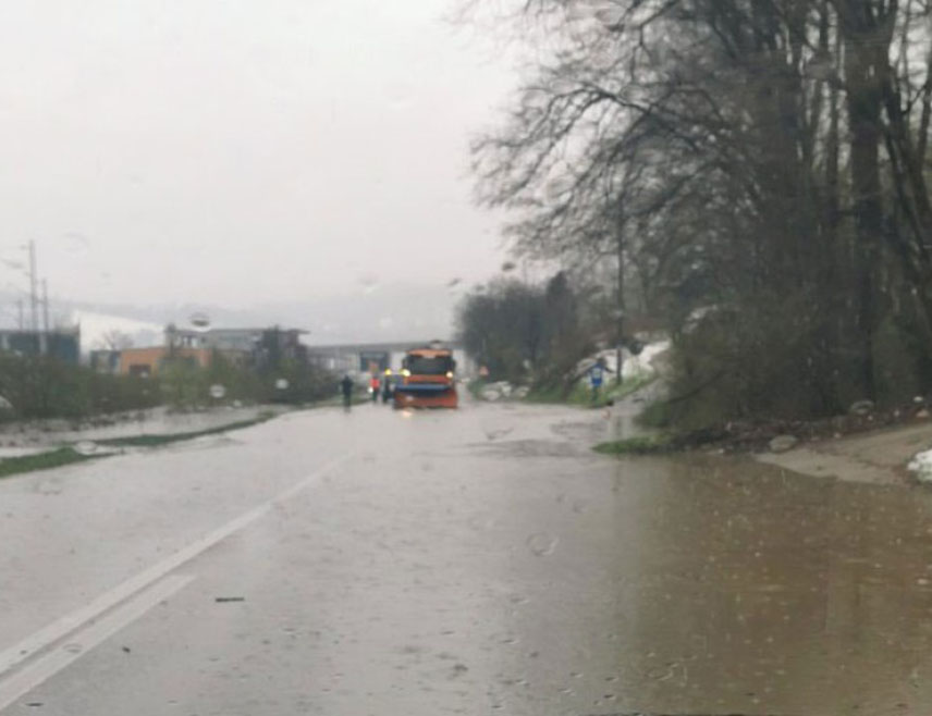 БАЊАЛУКА, 29. МАРТА /СРНА/ - Саобраћај се одвија успорено на магистралном путу на локалитету Плочник, на улазу у Добој, због веће количине воде која се слива на коловоз.
