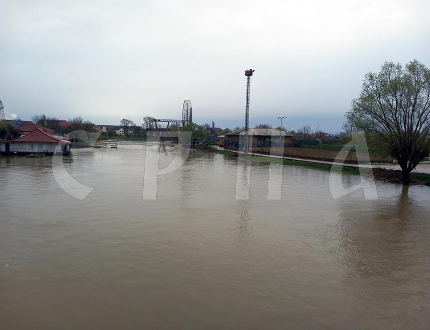 ПРИЈЕДОР, 30. МАРТА /СРНА/ - Водостаји Сане и Гомјенице у Приједору су у стагнацији, док је саобраћај на путу Козарац - Мраковица је и даље обустављен, саопштено је јутрос из Одсјека за цивилну заштиту.