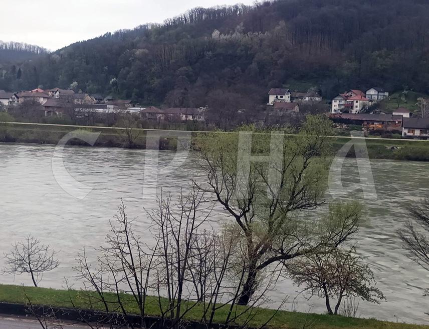 ЗВОРНИК, 30. МАРТА /СРНА/ - Водостаји ријека на подручју Зворника су стабилни, а проток Дрине на Хидроелектрани "Мали Зворник" у пројектованим је границама, саопштено је из Градске управе.