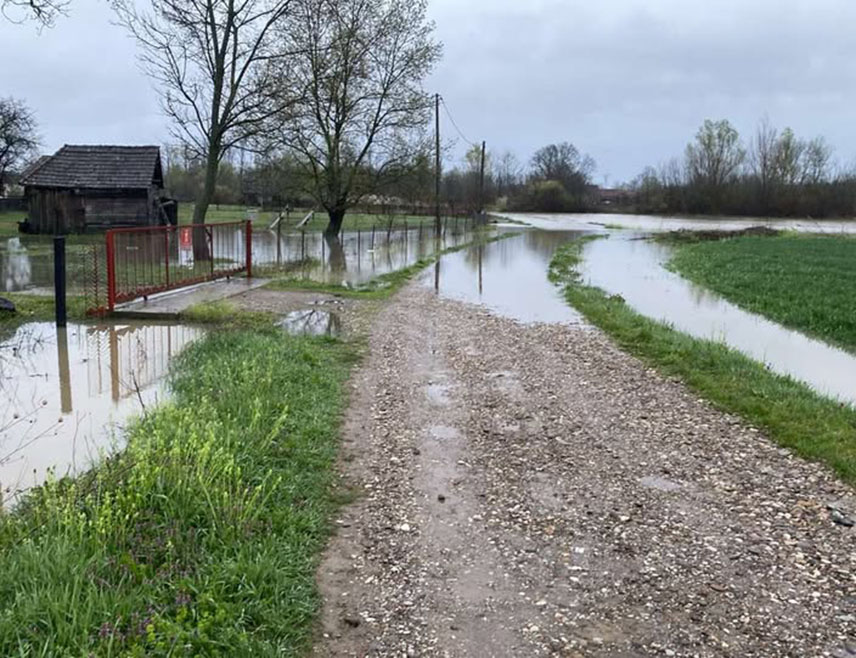 БИЈЕЉИНА, 30. МАРТА /СРНА/ - Водостаји мањих бујичних водотока на подручју Семберије у благој су стагнацији и опадању и тренутни трендови указују на стабилизацију и повлачење воде у корита, саопштено је из Одсјека за цивилну заштиту Бијељине.