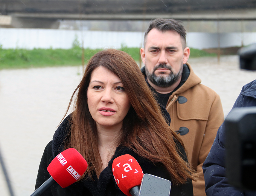 ДЕРВЕНТА, 30. МАРТА /СРНА/ - Министар пољопривреде, шумарства и водопривреде Републике Српске Анђелка Кузмић поручила је данас у Дервенти да грађани немају разлога за бригу и да су службе на терену гдје постоји опасност од поплава.