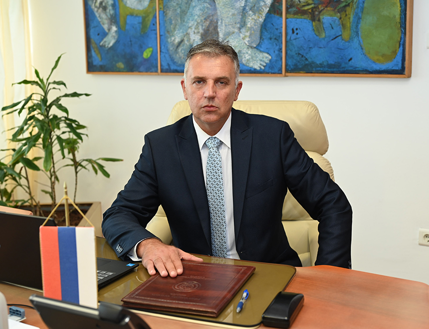 БАЊАЛУКА, 30. МАРТА /СРНА/ - Министар просвјете и културе Републике Српске Боривоје Голубовић истакао је данас да је безбједност ученика и запослених приоритет, те да нема потребе за паником након што је дојављено да су постављене експлозивне направе у неколико бањалучких основних школа.