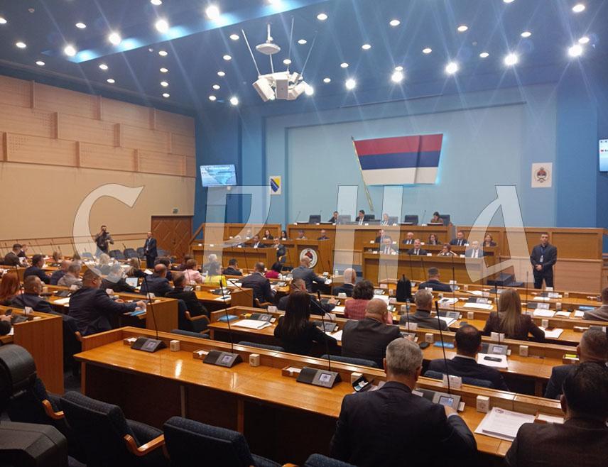 БАЊАЛУКА, 30. МАРТА /СРНА/ - Почела је посебна сједница Народне скупштине Републике Српске, а на дневном реду је повећање плата радницима у јавном сектору.