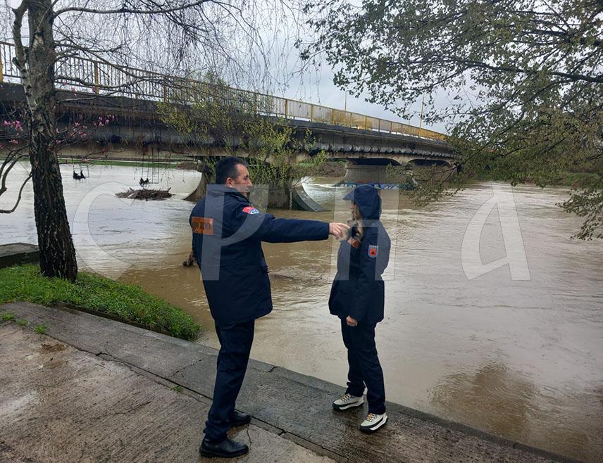 ПРИЈЕДОР, 30. МАРТА /СРНА/ - У Приједору је у посљедња два дана пало двоструко више кише у односу на мјесечни просјек, водостај Сане повећан је због бујичних потока и вода које се сливају са Козаре, али охрабрује податак да стагнира водостај Сане узводно, у Санском Мосту и Кључу, изјавио је шеф градског Одсјека за цивилну заштиту Мирослав Крнета.