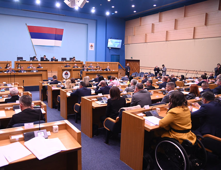 БАЊАЛУКА, 30. МАРТА /СРНА/ - Посланик СНСД-а у Народној скупштини Републике Српске Младен Илић поздравио је приједлог Владе Републике Српске за повећање плата радницима у јавном сектору и навео да се овим потезом одржава континуитет побољшања стандарда грађана.