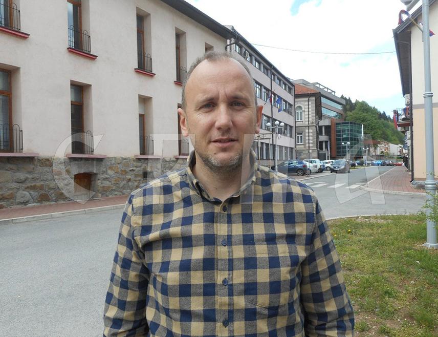 СРЕБРЕНИЦА, 30. МАРТА /СРНА/ - Директор Меморијалог центра Сребреница Емир Суљагић упутио је писмо специјалном изасланику предсједника САД Јехуди Каплоуну, јер се уплашио онога што би људи из нове америчке администрације могли видјети у Доњој Градини и да би у свијет отишла истина о страдању српског народа у Другом свјетском рату, изјавио је Срни предсједник Организације породица заробљених и погинулих бораца и несталих цивила Сребренице Бранимир Којић.