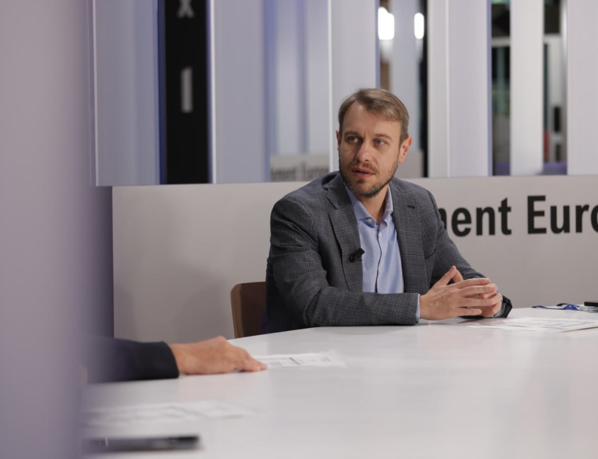 РИМ, 30. МАРТА /СРНА/ - Европа се све више креће ка невиђеној милитаризацији, доносећи одлуке које подстичу забринутост због могућег хушкања на директан војни сукоб са Русијом, рекао је члан Европског парламента из италијанског опозиционог покрета Пет звјездица Данило дела Вале.