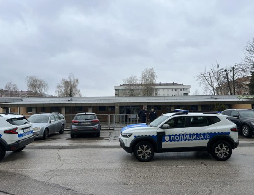 БАЊАЛУКА, 30. МАРТА /СРНА/ - Контрадиверзионим прегледима у три бањалучке основне школе утврђено је да нема безбједносних пријетњи, речено је Срни у Полицијској управи Бањалука.