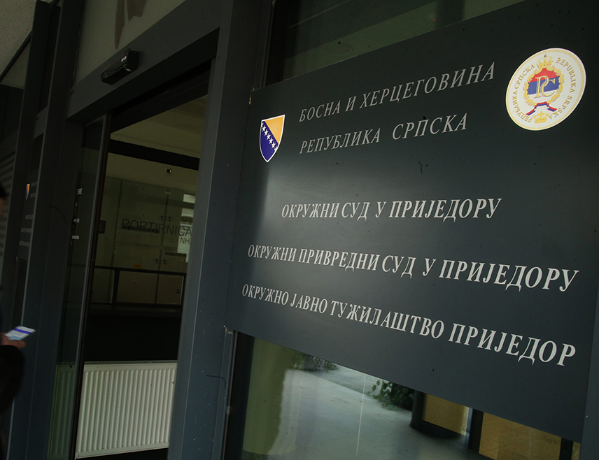 ПРИЈЕДОР, 30. МАРТА /СРНА/ - Окружно јавно тужилаштво у Приједору подигло је оптужнице против три лица из овог града због крађе струје чиме је бањалучкој "Електрокрајини" нанесена штета од 21.058 КМ, саопштено је данас из Тужилаштва.