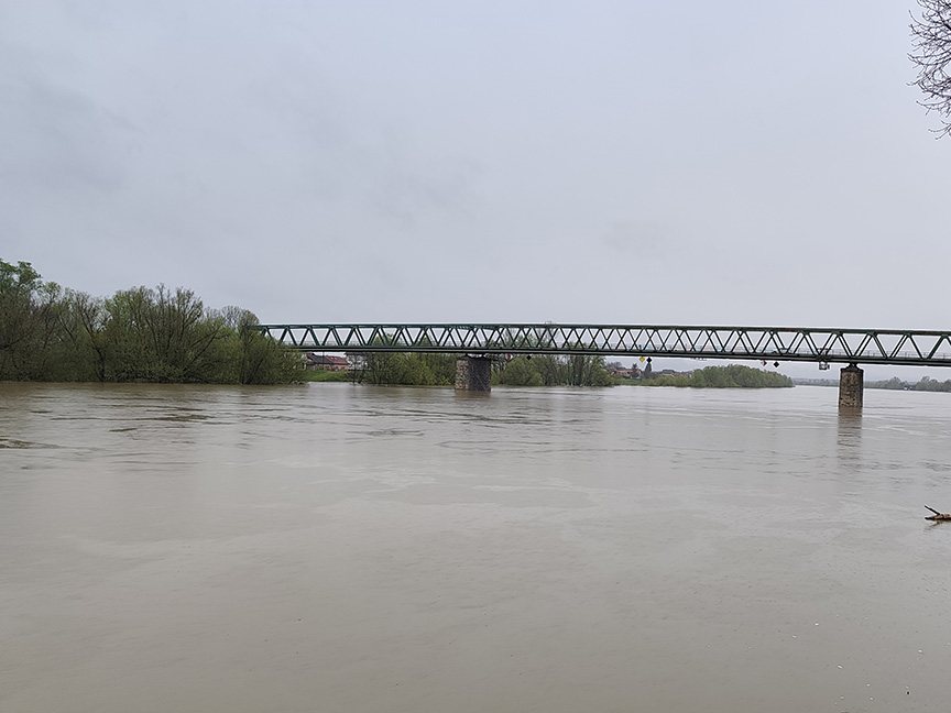 БИЈЕЉИНА, 30. МАРТА /СРНА/ - Бујичне воде се на свим локацијама на подручју Бијељине повлаче, осим са пољопривредних земљишта, док су ријеке Сава и Дрина у порасту, саопштио је Градски штаб за ванредне ситуације који је данас донио закључак да пумпе високог притиска пошаље у помоћ граду Дервента.