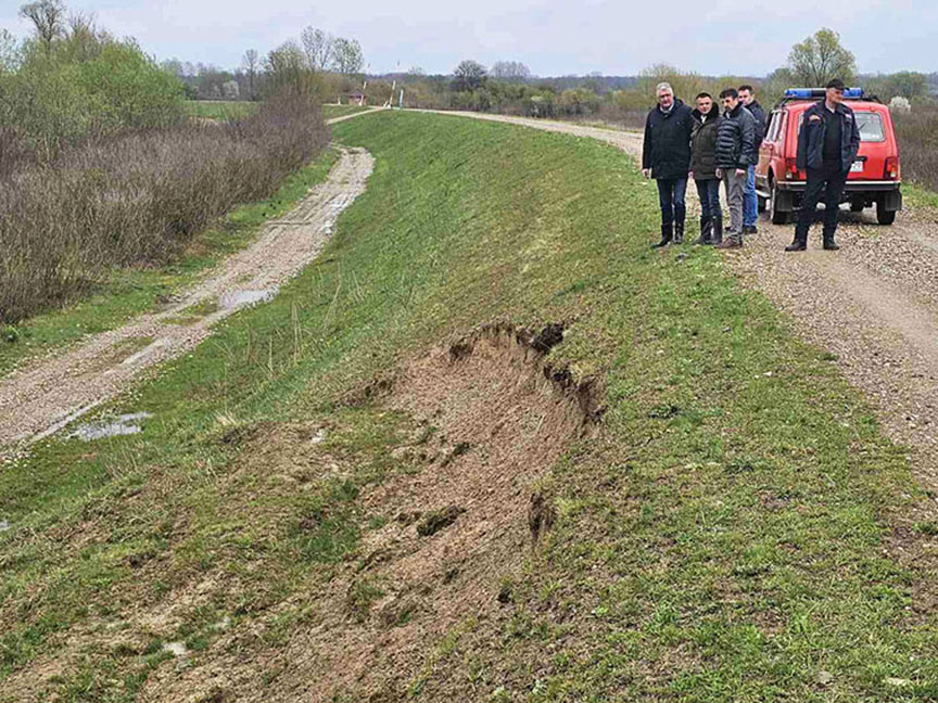 КОЗАРСКА ДУБИЦА, 30. МАРТА /СРНА/ - Директор "Вода Српске" Мирослав Миловановић и начелник општине Козарска Дубица Игор Савковић данас су се на терену увјерили у функционалност водопривредних објеката, а обишли су и локације клизишта на савском насипу у мјесту Млинарице.