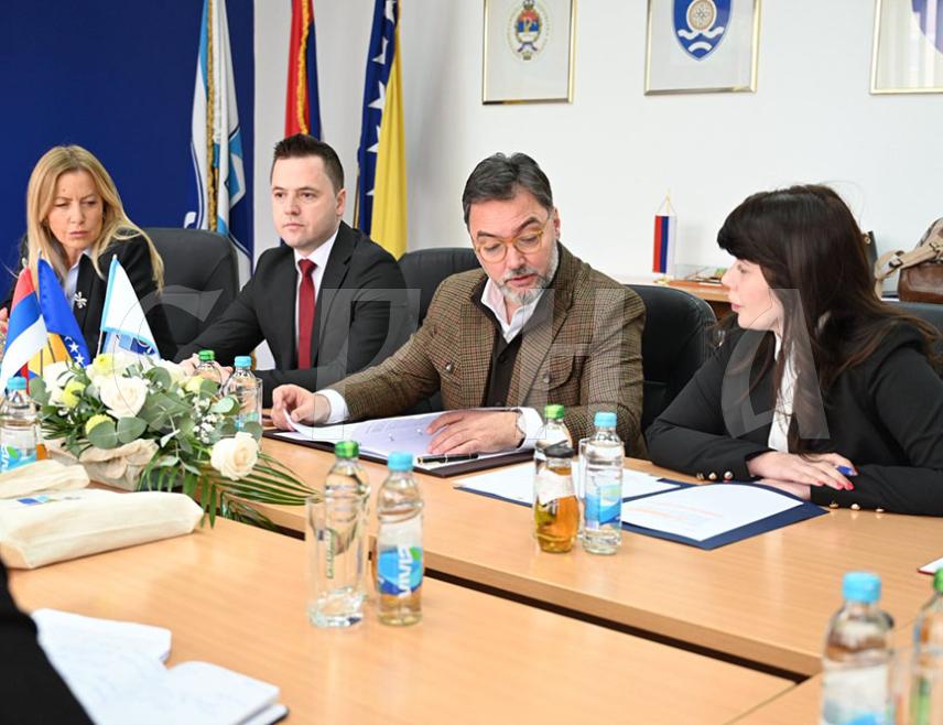 САРАЈЕВО, 30. МАРТА /СРНА/ - Министар спољне трговине и економских односа у Савјету министара Сташа Кошарац разговарао је данас са начелником Фоче Миланом Вукадиновићем и резидентним представником УНДП-а Реноом Мејером о реализацији кључних пројеката у тој локалној заједници.