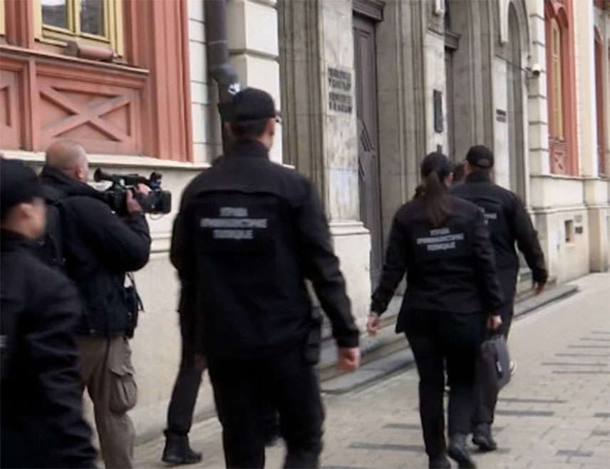 БЕОГРАД, 31. МАРТА /СРНА/ - Полиција је по налогу тужилаштва ушла у зграду Ректората у Београду у оквиру истраге поводом смрти 25-годишње студенткиње на Филозофском факултету, те евентуалне неправилности у раду Ректората.