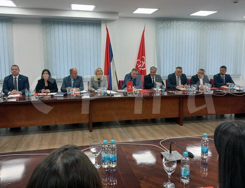 БАЊАЛУКА, 31. МАРТА /СРНА/ - Сједница Предсједништва СНСД-а почела је данас у Бањалуци.