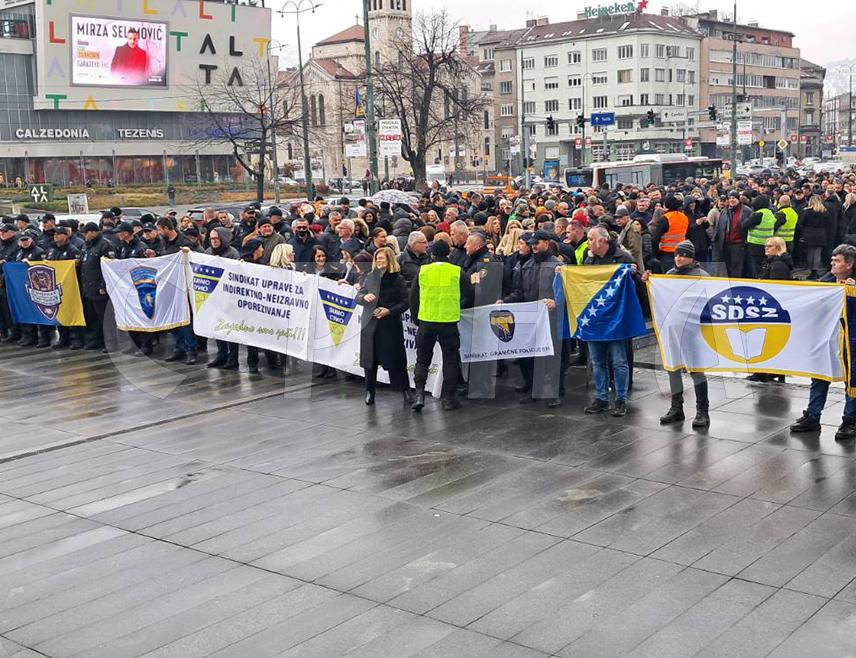 САРАЈЕВО, 31. МАРТА /СРНА/ - Више стотина запослених у институцијама на нивоу БиХ протестују испред зграде Парламентарне скупштине БиХ у Сарајеву, тражећи испуњење услова за примјену недавно усвојених измјена и допуна Закона о платама и накнадама у институцијама БиХ, којима се предвиђа ретроактивна исплата увећаних примања од почетка године.