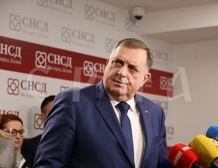 БАЊАЛУКА, 31. МАРТА /СРНА/ - Предсједник СНСД-а Милорад Додик изјавио је да ће ова странка предложити скраћење приправничког стажа са 12 на шест мјесеци за све свршене студенте, као и бесплатне уџбенике за основну школу.
