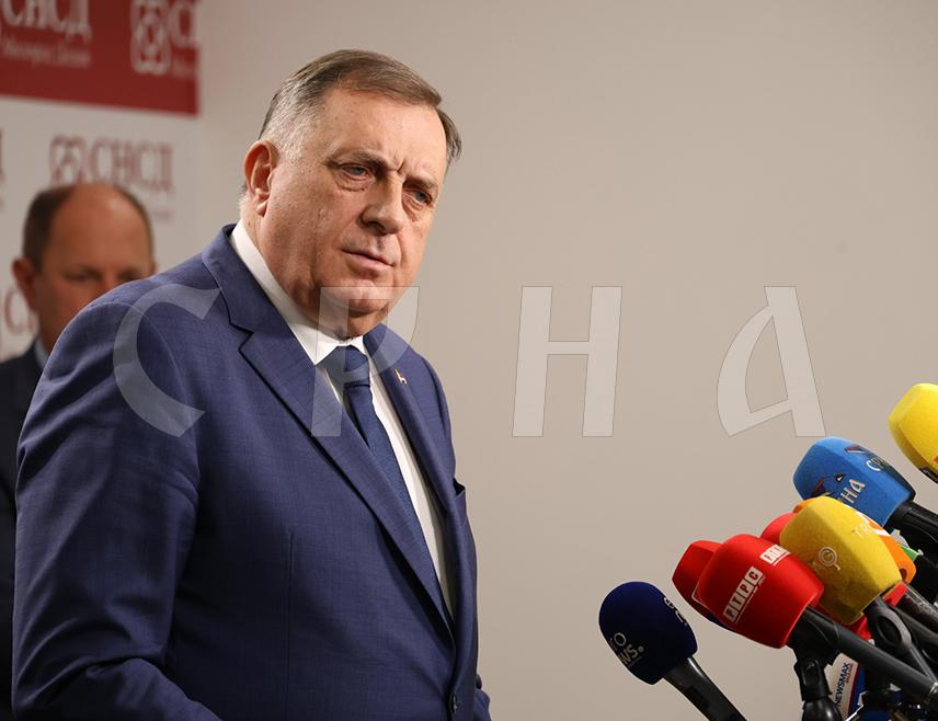 БАЊАЛУКА, 31. МАРТА /СРНА/ - Предсједник СНСД-а Милорад Додик изјавио је данас да је у Републици Српској тренутна вриједност одобрених пројека прелази три милијарде КМ, те најавио да ће се убрзо кренути и са изградњом ауто-пута од Бијељине до Брчко дистрикта и додатно интезивирати радови на правцу од Раче до Бијељине.