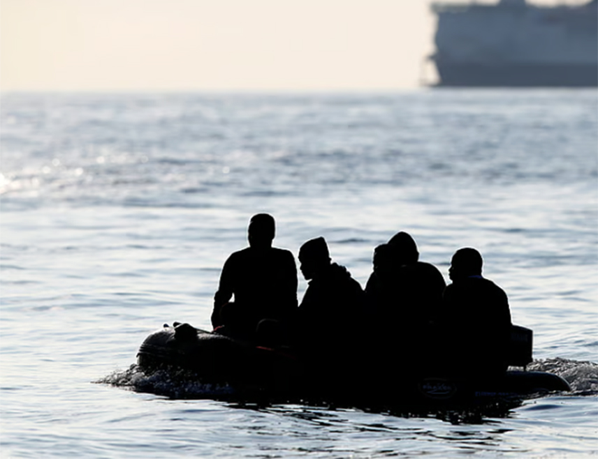 АНКАРА, 1. АПРИЛА /СРНА-Ројтерс/ - Најмање 18 људи погинуло је након што је гумени чамац са мигрантима потонуо западно од турске обале, саопштено је из Обалске страже Турске.