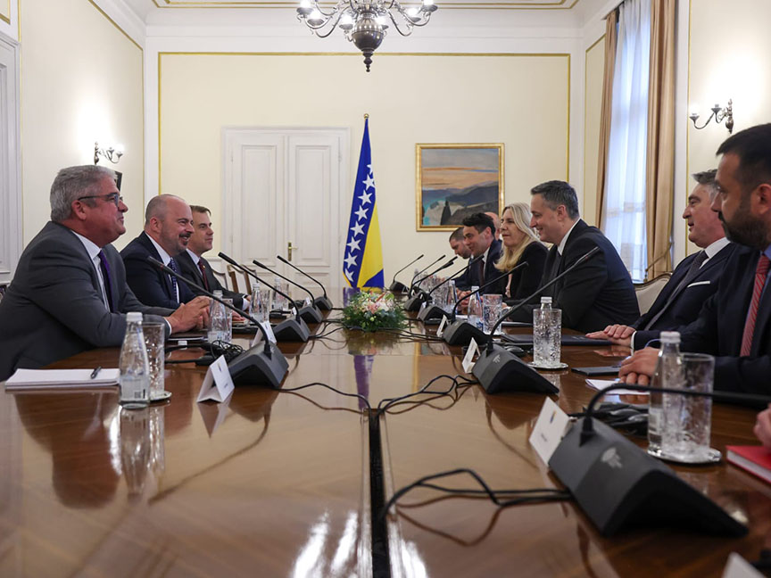 САРАЈЕВО, 1. АПРИЛА /СРНА/ - Српски члан Предсједништва БиХ Жељка Цвијановић изјавила је да су данас у Предсједништву разговарали са отправником послова САД у БиХ Џоном Гинкелом и руководством компаније "AAFS Infrastructure and Energy LLC" о пројекту Јужне интерконекције.