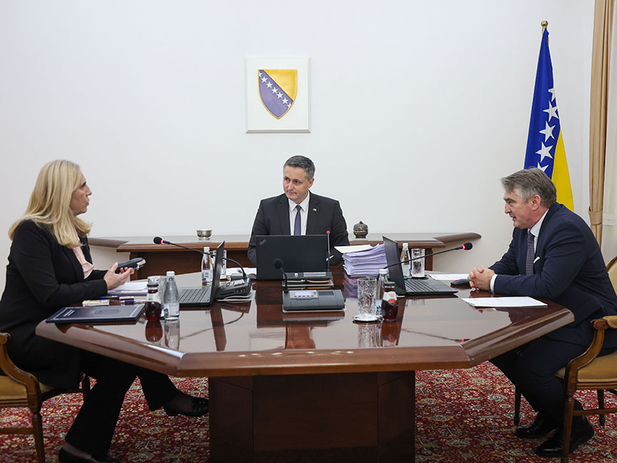 САРАЈЕВО, 1. АПРИЛА /СРНА/ - Предсједништво БиХ на данашњој сједници одбило је молбе за помиловање осуђених особа.