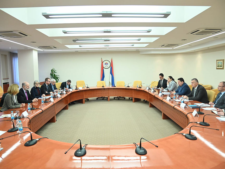 BANJA LUKA, APRIL 1 /SRNA/ – During the meeting with the delegation of the Inter-Parliamentary Union from the United Kingdom, Republika Srpska National Assembly Speaker Nenad Stevandić said that the OHR and foreign judges in the BiH Constitutional Court were obstructing agreement in BiH.