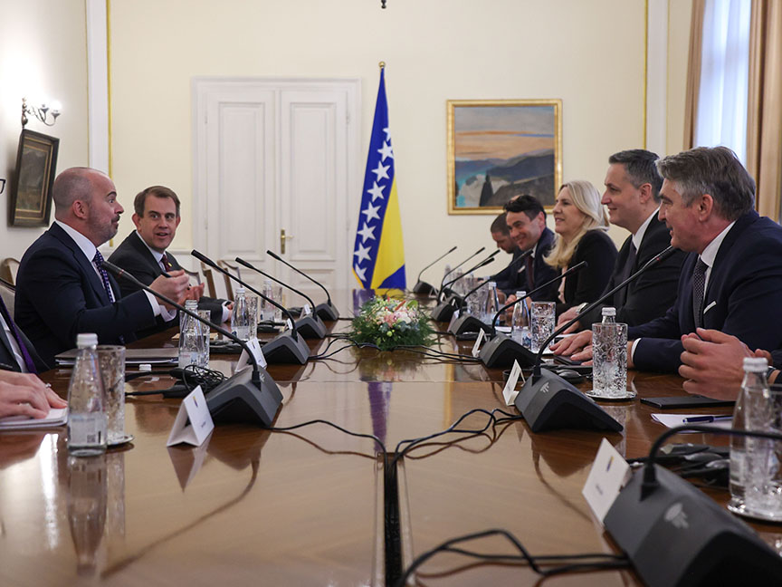 САРАЈЕВО, 1. АПРИЛА /СРНА/ - Чланови Предсједништва БиХ разговарли су данас са отправником послова САД у БиХ Џоном Гинкелом и руководством компаније "AAFS Infrastructure and Energy LLC" о пројекту Јужне интерконекције који је, како је истакнуто, прилика за јачање привреде и економије БиХ.