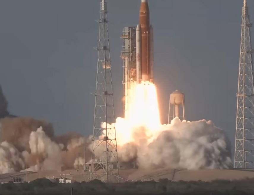 КЕЈП КАНАВЕРАЛ, 2. АПРИЛА /СРНА-Ројтерс/ - НАСА је лансирала са Флориде ракету са људском посадом према Мјесецу, што је прва оваква мисија након 53 године.