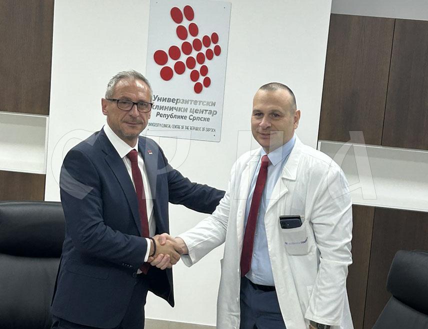 БАЊАЛУКА, 2. АПРИЛА /СРНА/ - У Универзитетском клиничком центру /УКЦ/ Републике Српске у Бањалуци данас је потписан протокол о сарадњи између ове здравствене установе и Министарства рада и борачко-инвалидске заштите Српске ради унапређења остваривања права из области здравствене заштите за припаднике борачких категорија, цивилних жртава рата и ратне тортуре.