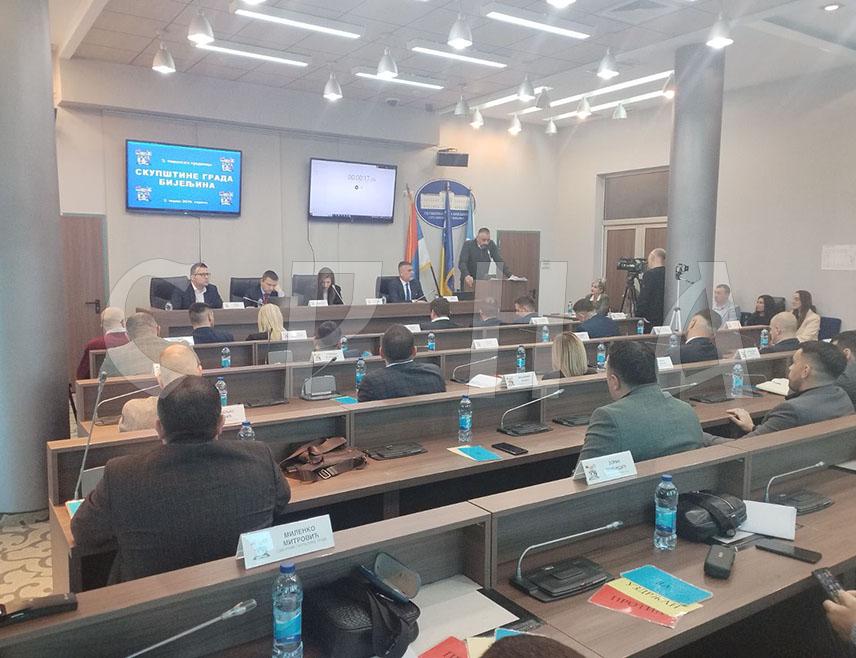 БИЈЕЉИНА, 2. АПРИЛА /СРНА/ - Градоначелник Бијељине, руководство "Водовода и канализације" и одборници опозиције у Скупштини града напустили су данас тематску сједницу о проблемима у овом предузећу, што је скупштинско руководство назвало унапријед припремљеним сценаријем.