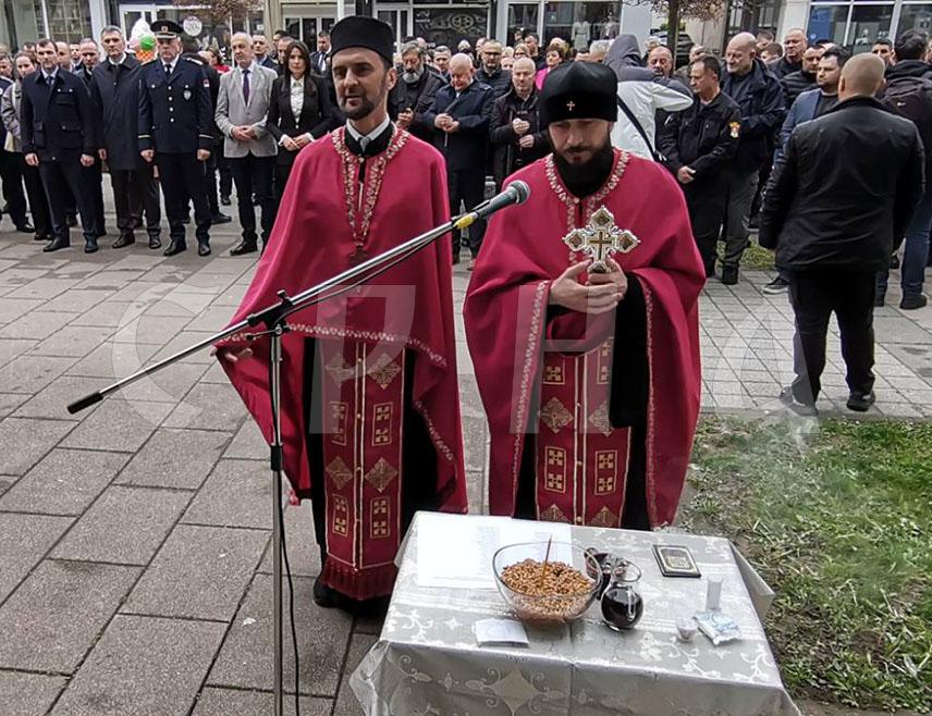 ДОБОЈ, 2. АПРИЛА /СРНА/ - У Добоју је у току парастос за 127 припадника добојске Полицијске управе погинулих током протеклог Одбрамбено-отаџбинског рата, који је организован поводом Дана полиције Републике Српске, 4. априла, а којем присуствују и припадници Министарства унутрашњих послова /МУП/ Руске Федерације за град Москву.