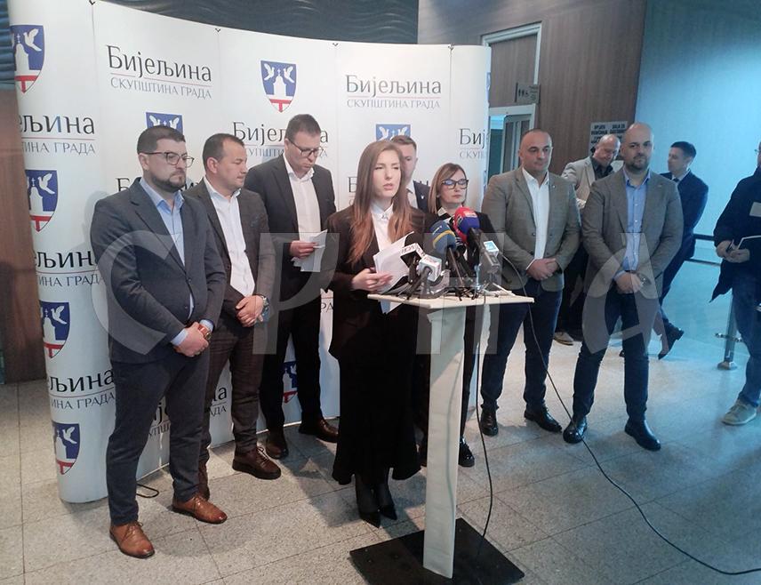 БИЈЕЉИНА, 2. АПРИЛА /СРНА/ - Градоначелник Бијељине Љубиша Петровић и руководство градског предузећа "Водовод и канализација" ултимативно траже поскупљење воде од 19,66 одсто о којем се на данашњој сједници Скупштине града није ни расправљало због инцидента са њиховим изласком из сале и потом дуготрајним обраћањем новинарима у скупштинском холу.