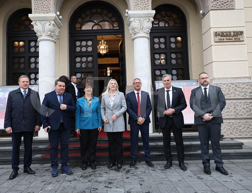 БАЊАЛУКА, 2. АПРИЛА /СРНА/ - У Бањалуци је у току промоција монографије са 12 аутентичних и потресних свједочења жена жртава рата из Републике Српске којој присуствују званичници Српске.