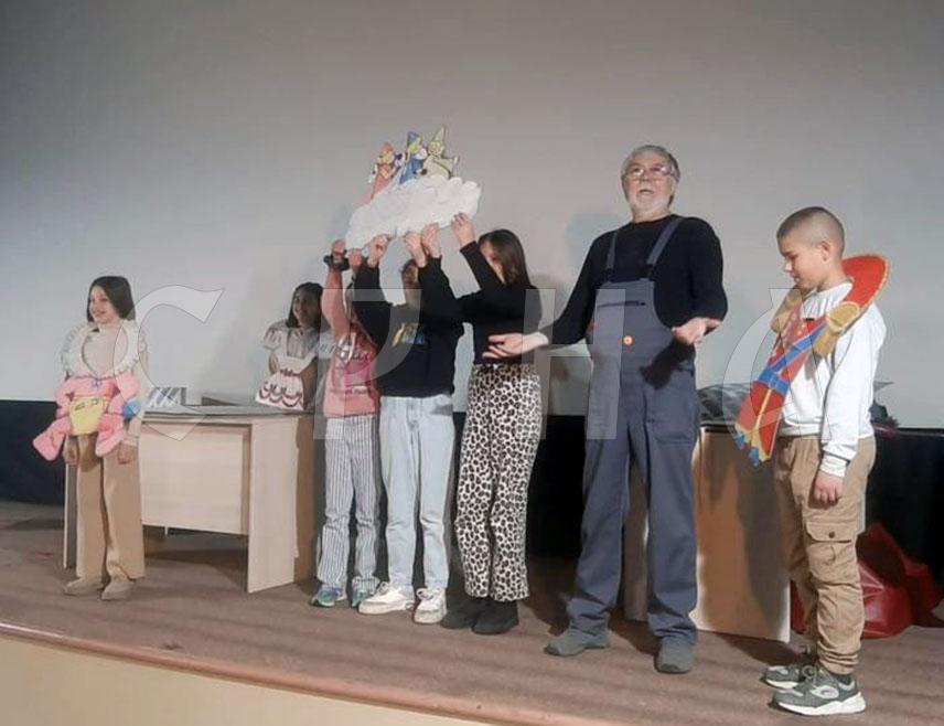 ФОЧА, 2. АПРИЛА /СРНА/ - "Форум театар" из Источног Сарајева данас је у фочанском Центру за културу и информисање извео луткарску представу "Искакалице", а у Основној школи "Свети Сава" одржао предавање учитељима о луткама као педагошком алату, те за дјецу радионицу о прављењу лутака.