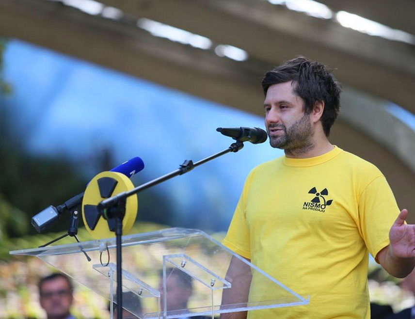 КОЗАРСКА ДУБИЦА, 2. АПРИЛА /СРНА/ - Рушење објеката на Tрговској гори прије израде студије утицаја на животну средину озбиљан је удар на преостало повјерење у цијели процес и вријеме је да се одлучније дјелује на међународном плану, јер треће опције нема, изјавио је Срни члан Експертског тима БиХ за Tрговску гору Марио Црнковић.