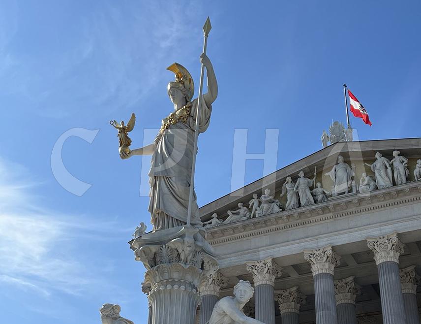 БЕЧ, 2. АПРИЛА /СРНА-Ројтерс/ - Аустрија је због неутралности затворила свој ваздушни простор за војне операције САД против Ирана, саопштило је аустријско Министарство одбране.