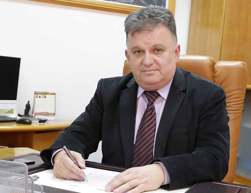 GRADIŠKA, APRIL 2 /SRNA/ - The Mayor of Gradiška, Zoran Adžić, told SRNA that blocking the opening of the new border crossing in this city reflects the true picture of BiH, where an individual is stronger than all institutions.
