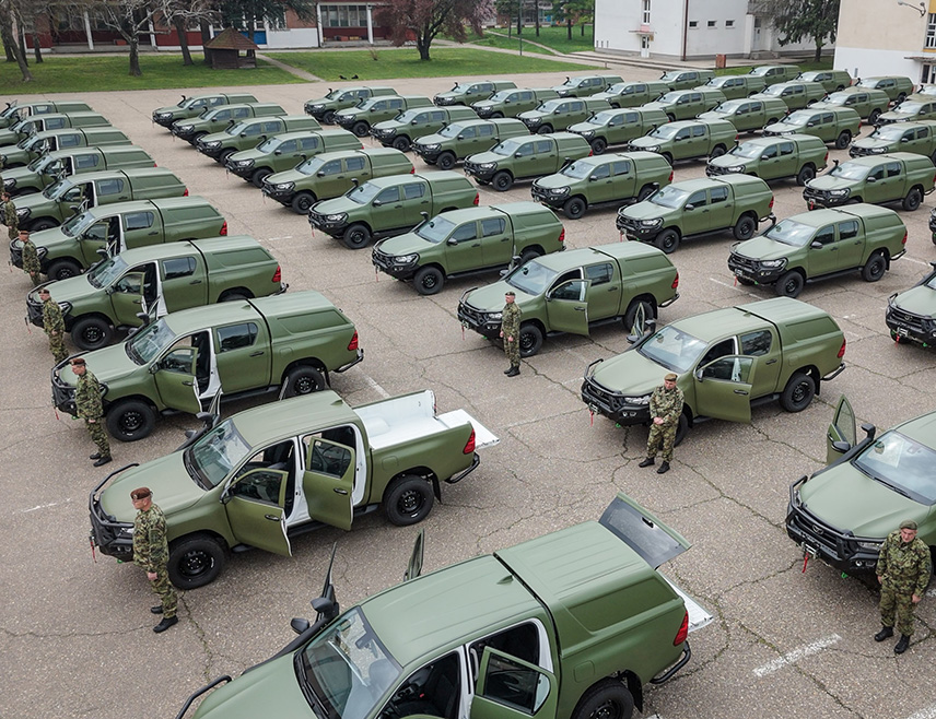 БЕОГРАД, 2. АПРИЛА /СРНА/ - У Касарни "Народни херој Стевица Јовановић" у Панчеву данас је приказано 70 нових теренских возила "тојота хилукс" набављених за потребе Војске Србије, а у наредном периоду биће испоручено још 30.