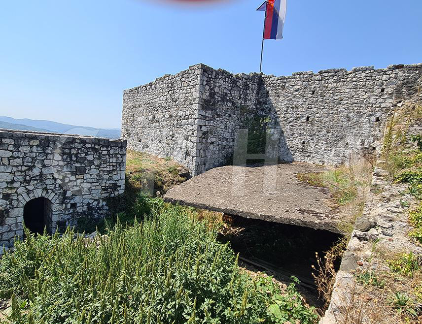 DOBOJ, APRIL 2 /SRNA/ – A section of the walls of the medieval Doboj Fortress is further collapsing, and the competent institutions have been urged to take urgent action, as this is an important cultural and historical heritage site of Republika Srpska and a national monument of BiH, the Doboj Tourist Organization said.