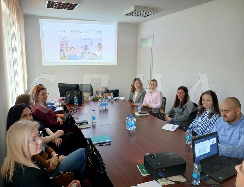 ШАМАЦ, 2. АПРИЛА /СРНА/ - У Центру за социјални рад Шамац одржано је предавање о теми "Разумјети аутизам – оснажити учитеље", на којем је указано на значај разумијевања, стрпљења, прихватања и подршке овим особама јер је свака од њих посебна.