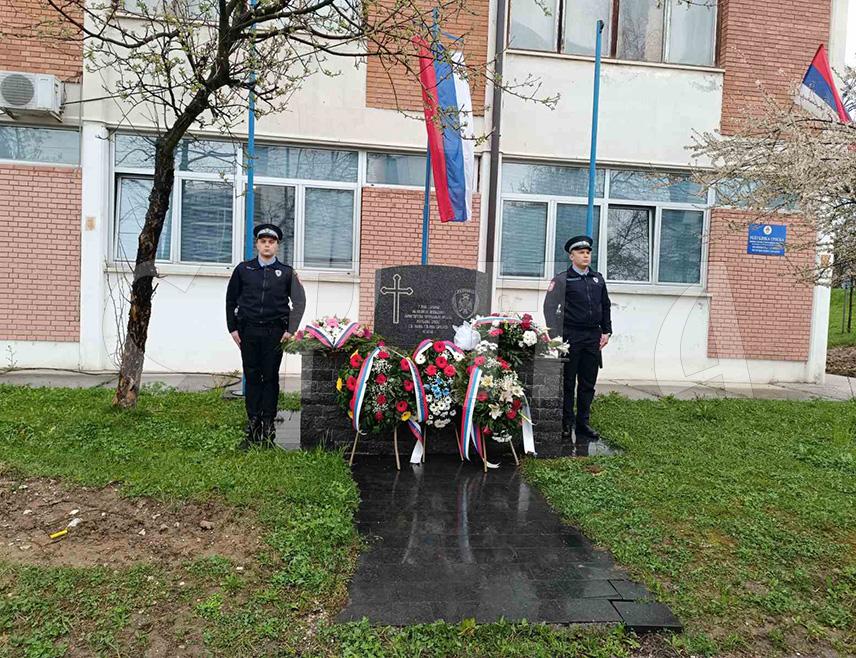 ИСТОЧНО САРАЈЕВО, 3. АПРИЛА /СРНА/ -  Код спомен-обиљежја испред Полицијске станице Источно Ново Сарајево данас је, поводом Дана полиције, служен парастос за 136 полицајаца погинулих у Одбрамбено-отаџбинском рату.