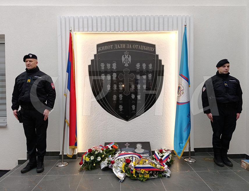 МРКОЊИЋ ГРАД, 3. АПРИЛА /СРНА/ - Код спомен-обиљежја у Полицијској управи Мркоњић Град данас је служен парастос за полицајце са подручја ове општине који су погинули у протеклом Одбрамбено-отаџбинском рату.