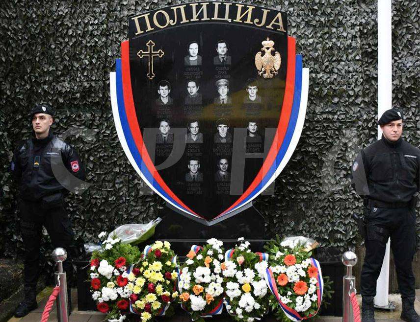 ЗВОРНИК, 3. АПРИЛА /СРНА/ - Код спомен-плоче у Полицијској управи Зворник данас је, поводом Дана полиције, служен парастос за погинуле полицајце у Одбрамбено-отаџбинском рату, те одата почаст полицајцу Драгану Ђурићу убијеном у терористичком нападу прије 11 година.