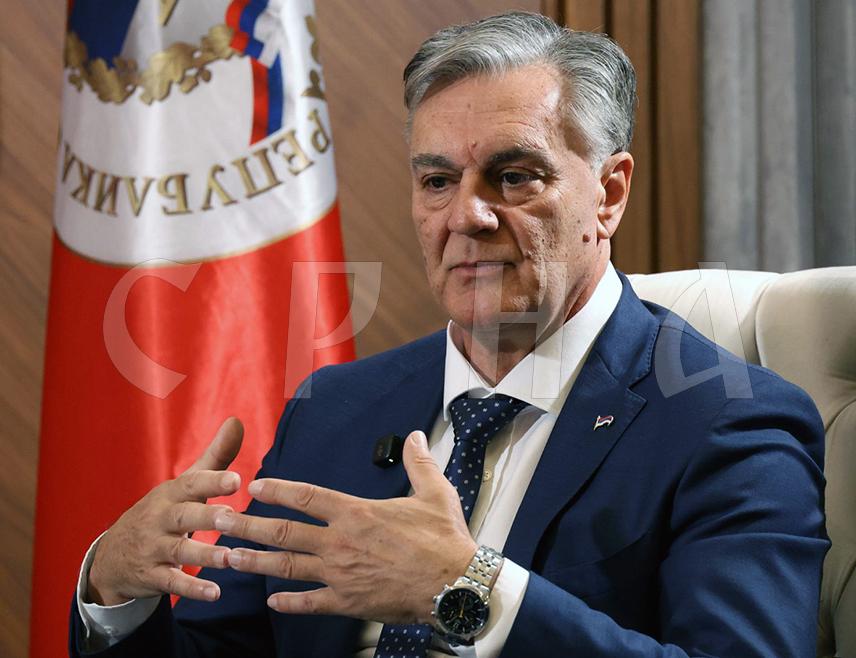 БАЊАЛУКА, 3. АПРИЛА /СРНА/ - Предсједник Републике Српске Синиша Каран честитао је Дан полиције припадницима Министарства унутрашњих послова /МУП/ Српске, истичући да ће, уз праћење савремених токова, бити настављено унапређивање материјално-техничких капацитета Министарства и побољшање стандарда запослених.