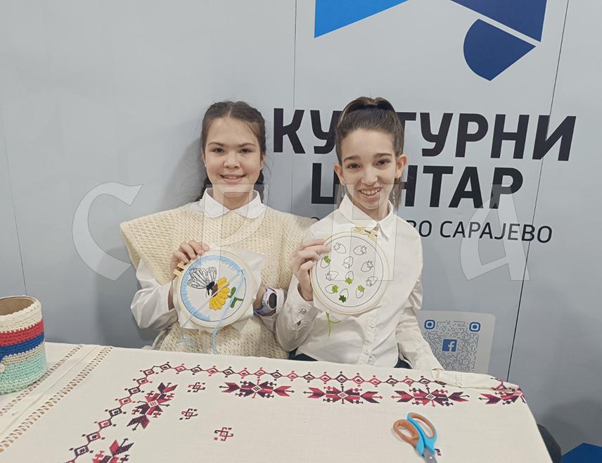 ИСТОЧНО САРАЈЕВО, 12. АПРИЛА /СРНА/ – У времену дигиталних уређаја и брзог живота, десетогодишња Миа Марјановић и годину старија Софија Самарџија из Источног Сарајевa чувају дух традиције кроз вез, показујући да љубав према ручном раду и умјетности не познаје године.