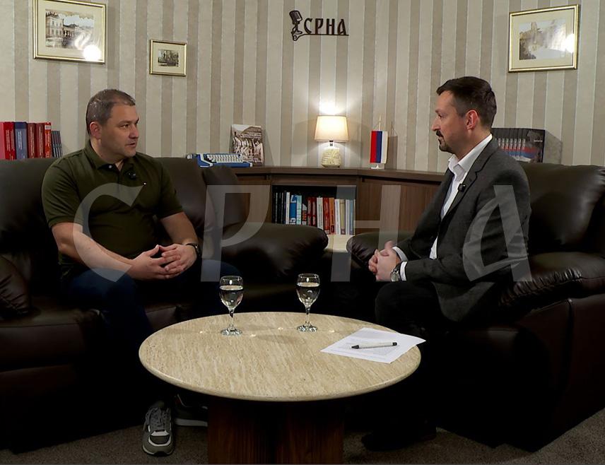 БАЊАЛУКА, 4. АПРИЛА /СРНА/ – Шеф Одсјека за послове цивилне заштите и професионалне територијално ватрогасно-спасилачке јединице града Бањалука Драган Бабић изјавио је да бањалучки ватрогасци дневно имају и до 10 интервенција, те да је јединица у протеклим годинама значајно кадровски и технички ојачана.