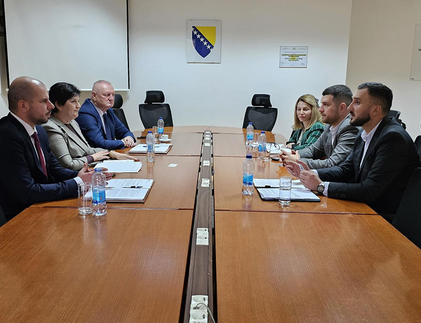 САРАЈЕВО, 3. АПРИЛА /СРНА/ - Директор Агенције за унапређење страних инвестиција /Фипа/ у БиХ Марко Кубатлија истакао је у разговору са представницима Управе за индиректно опорезивање /УИО/ да сарадња ових институција представља кључан корак ка рјешавању конкретних изазова са којима се суочавају инвеститори.