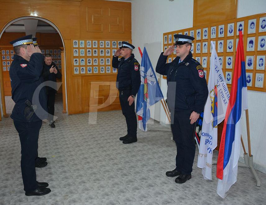 СРЕБРЕНИЦА, 3. АПРИЛА /СРНА/ - Припадници Полицијске станице Сребреница посјетили су Спомен-собу, поводом Дана полиције Републике Српске, и одали почаст погинулим српским војницима, цивилима и полицајцима, а цвијеће је положено и код спомен-плоче српским полицајцима у Скеланима.