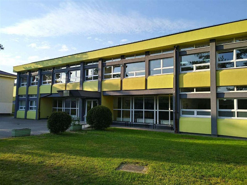 СРБАЦ, 3. АПРИЛА /СРНА - Представници бањалучке Филијале Завода за запошљавање Републике Српске данас су посјетили Центар средњих школа "Петар Кочић" у Српцу, гдје су ученике упознали о могућностима наставка школовања, процедурама пријаве на евиденцију бироа, те актуелним стањем на тржишту рада.