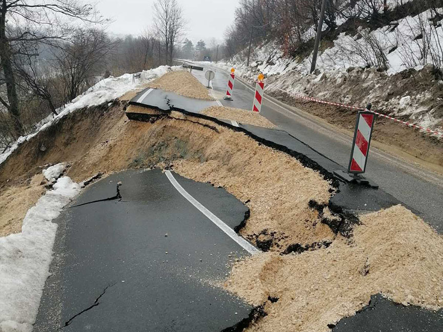 ТУЗЛА, 3. АПРИЛА /СРНА/ - Обустављен је саобраћај за сва возила на Бањ брду на магистралном путу Тузла-Бијељина због одрона и оштећења коловозних трака, саопштено је данас из Управе полиције Министарства унутрашњих послова Тузланског кантона.